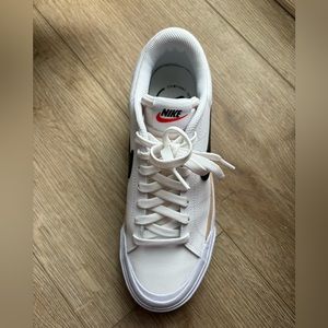 Nike Women’s Court Legacy Lift Size 8